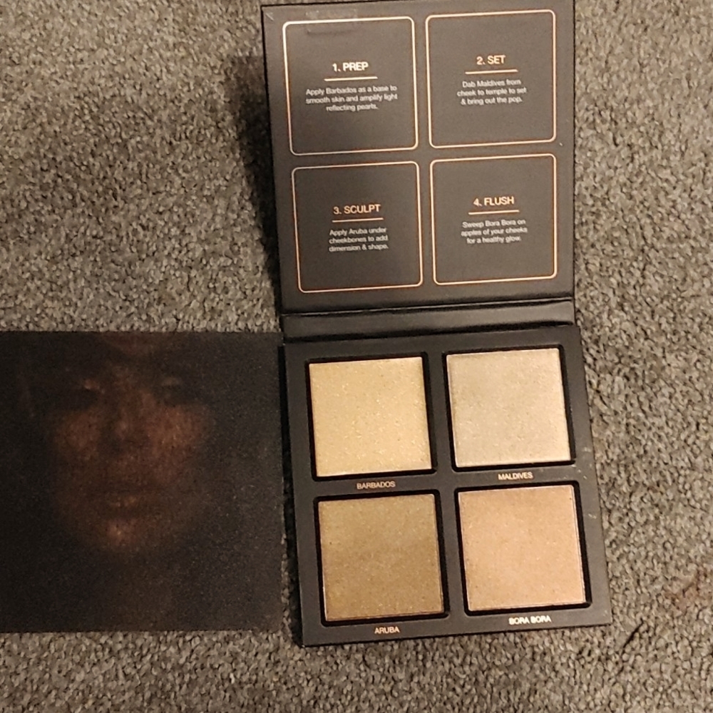 Nwt, still in plastic covering, HUDA BEAUTY 3D Highlighter palette
